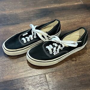 Vans low top sneaker size 6.5 women’s (men’s 5)